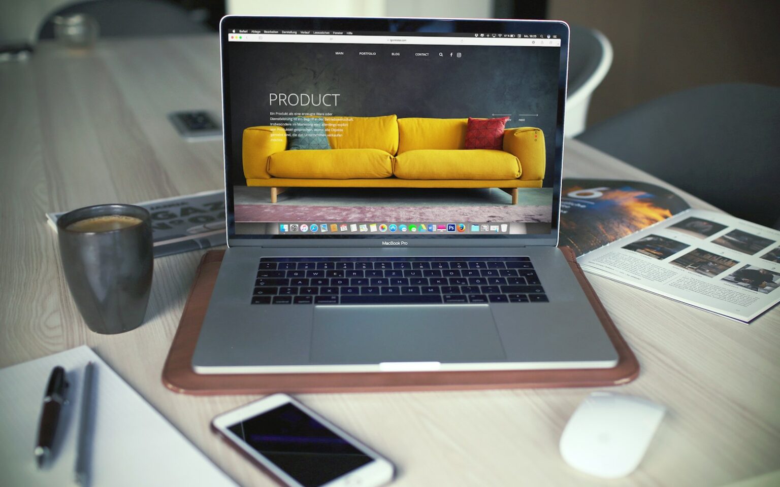 Webdesign am Bildschirm als Ausgangspunkt für A/B-Tests im Marketing