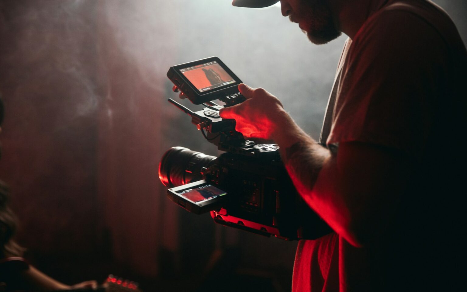 Mann hält eine Videokamera bei Dreharbeiten, Beispiel für Influencer-Kooperationen mit Creatorn