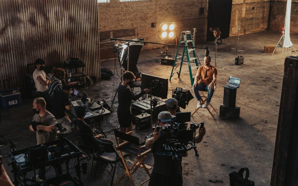 Team um Kameraequipment bei einer Videoproduktion, Planung von Influencer-Kooperationen