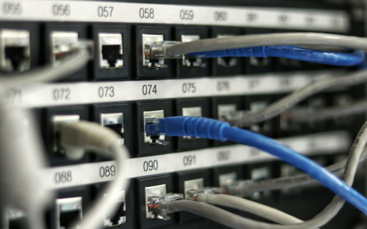 Blaue Netzwerkkabel als Sinnbild für Interne Verlinkung: Seiten einer Website sind miteinander verbunden