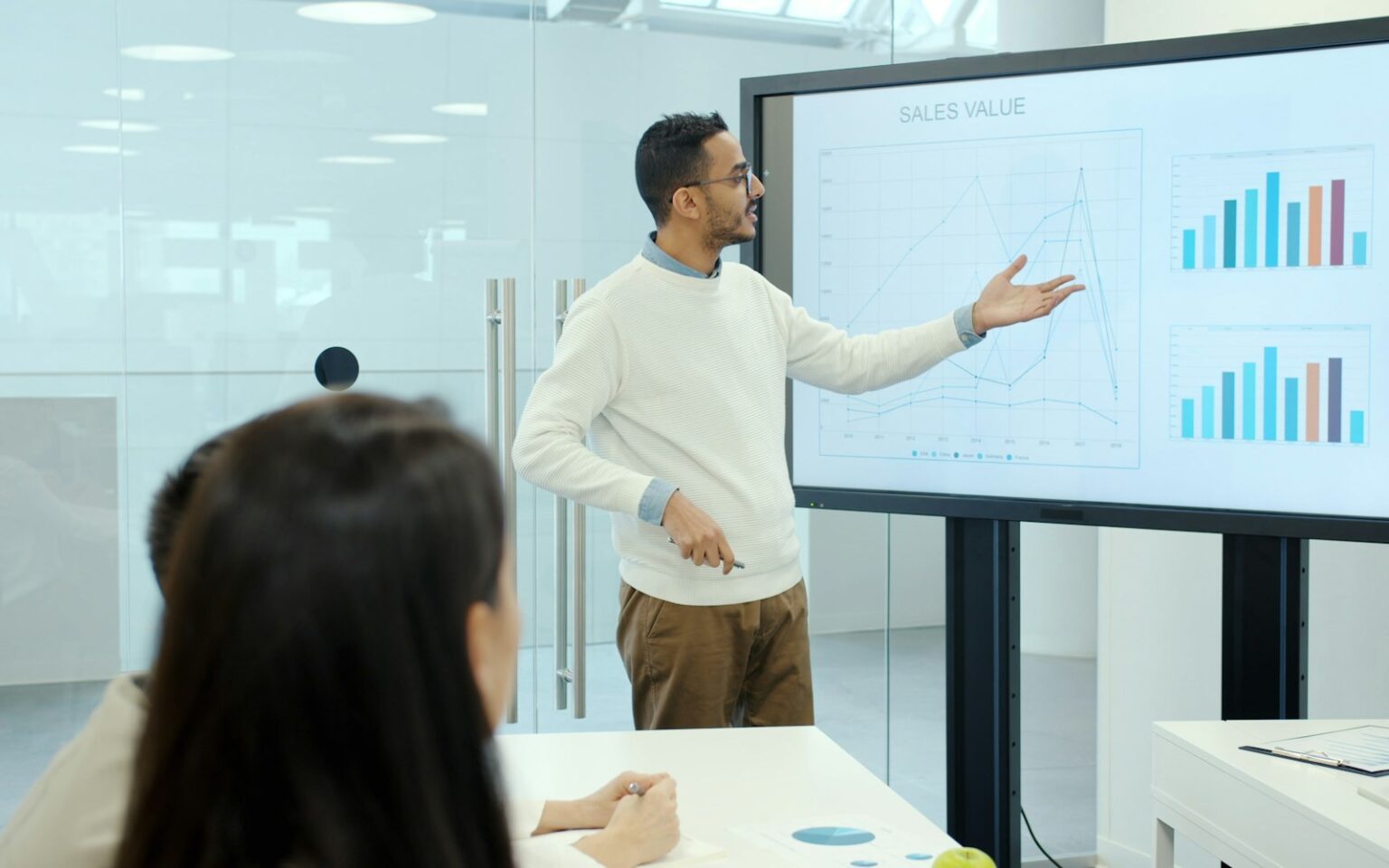 Präsentation mit Diagrammen vor Kollegen: Marketing-KPIs verständlich für die Geschäftsführung