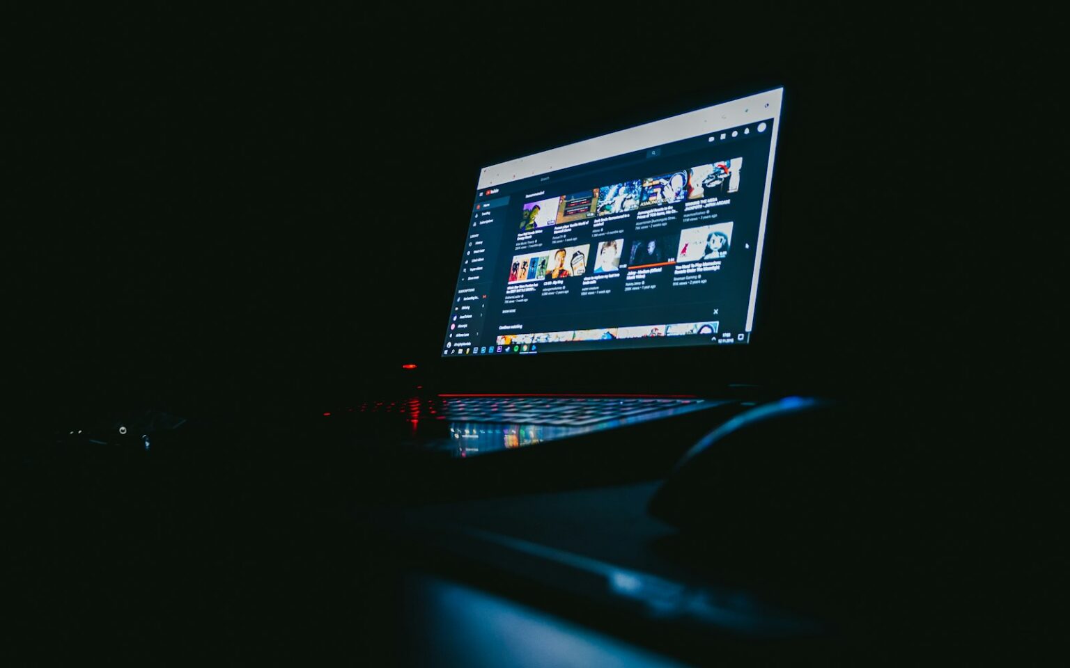 Laptop am Abend: Vom Nebenprojekt zum Unternehmen mit den ersten Schritten im Startup-Marketing