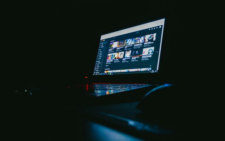 Laptop am Abend: Vom Nebenprojekt zum Unternehmen mit den ersten Schritten im Start-up Marketing