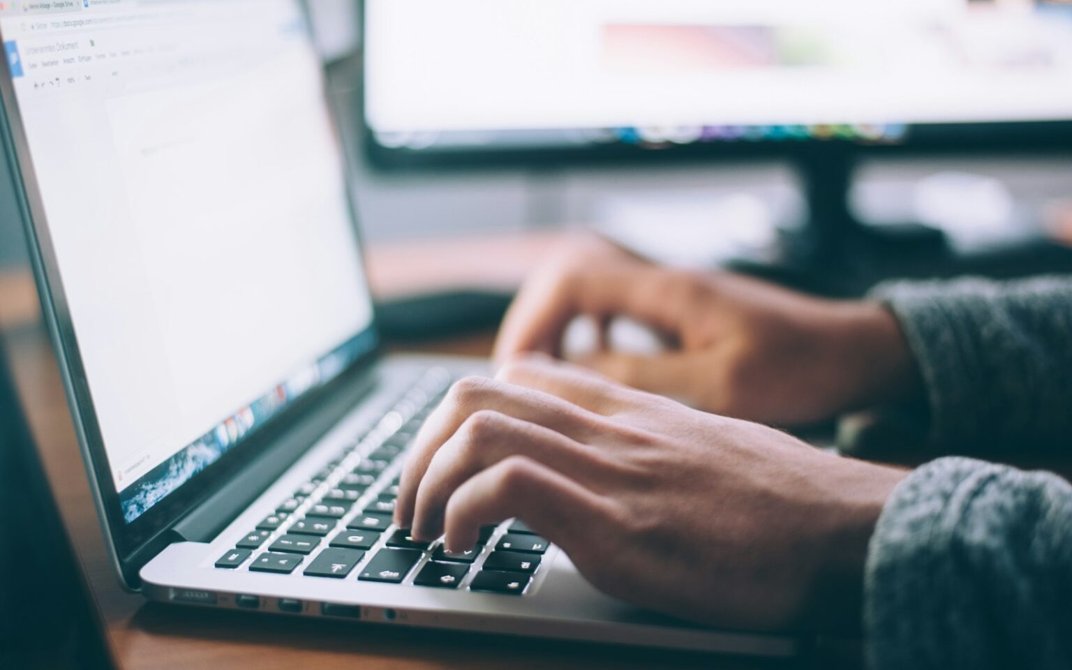 Person schreibt am Laptop, Symbolbild für Newsletter-Marketing und E-Mail-Kommunikation