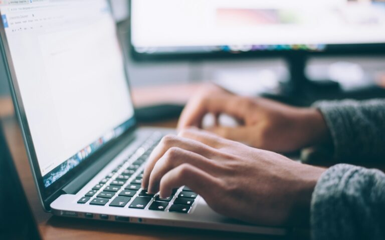 Person schreibt am Laptop, Symbolbild für Newsletter-Marketing und E-Mail-Kommunikation
