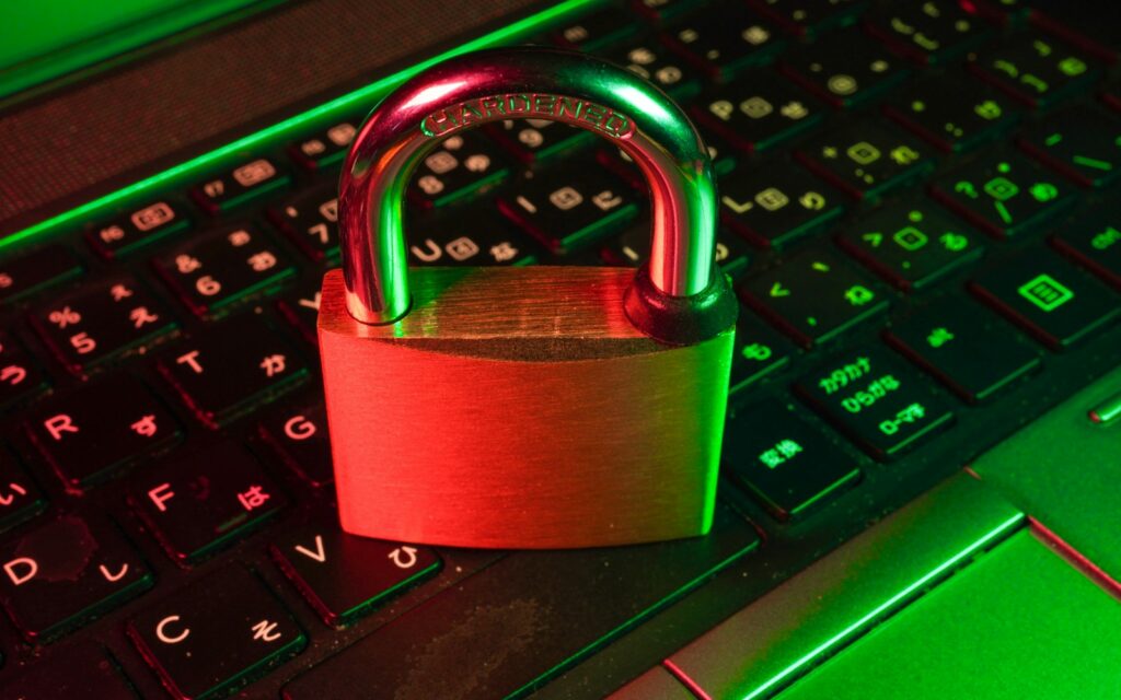Rotes Vorhängeschloss auf einer Tastatur: Tracking ohne Cookies und Datenschutz im Marketing