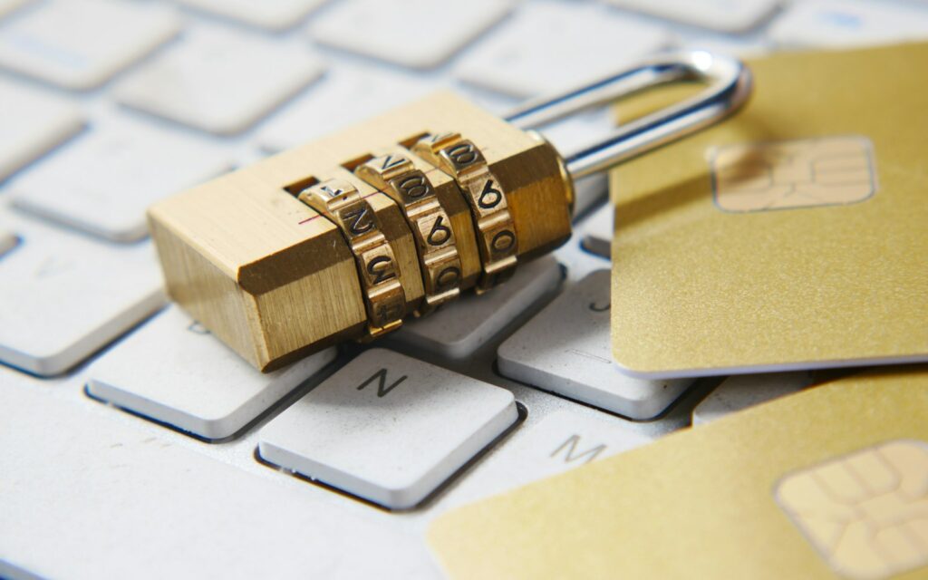 Aufgeklappter Laptop als Sinnbild für Tracking ohne Cookies, Datenschutz und Messung im Online-Marketing