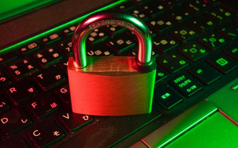 Rotes Vorhängeschloss auf einer Tastatur: Tracking ohne Cookies und Datenschutz im Marketing
