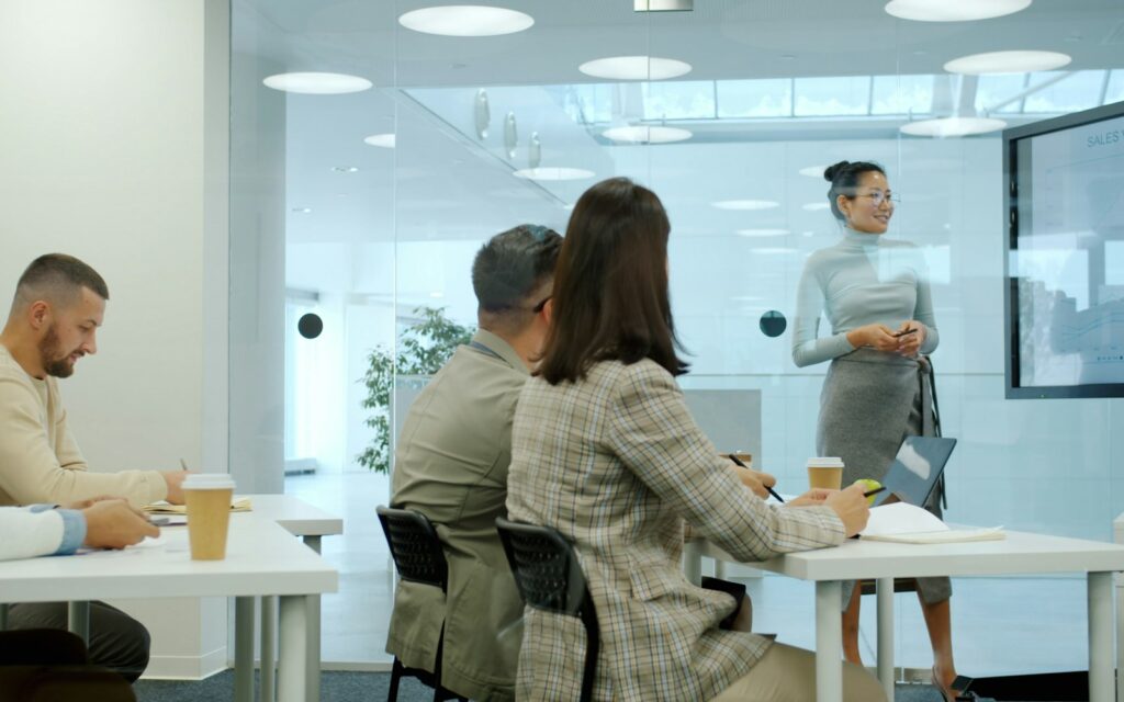 Frau präsentiert im Büro die Strategie zur B2B-Leadgenerierung