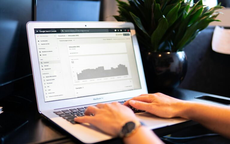 Person am Laptop analysiert, wie sie Backlinks aufbauen kann