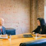 Gründerin im Gespräch mit einem Investor, um einen Business Angel finden zu können