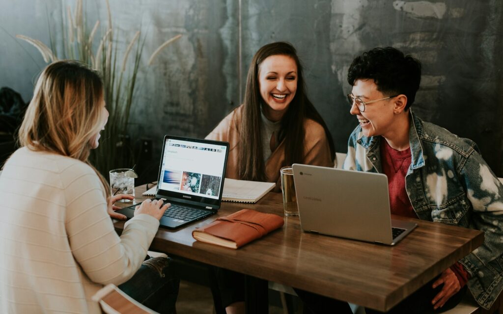 Gründerteam bespricht gemeinsam den Businessplan am Laptop
