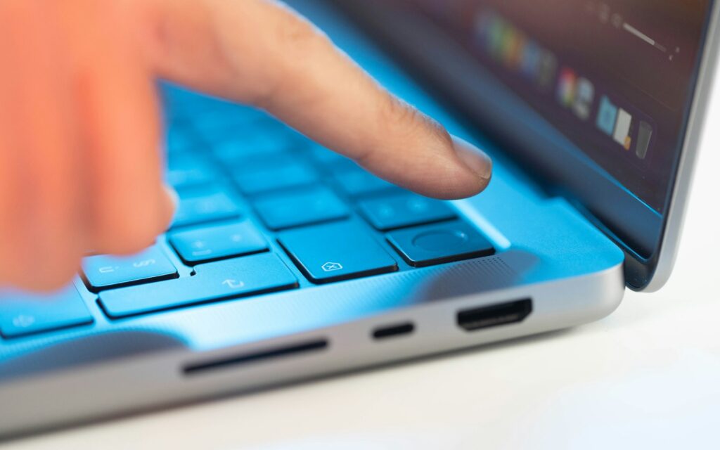 Person klickt auf dem Laptop auf einen Call to Action