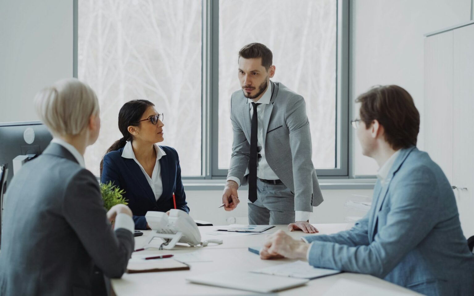 Team bespricht im Meeting, wie es eine Case Study schreiben kann
