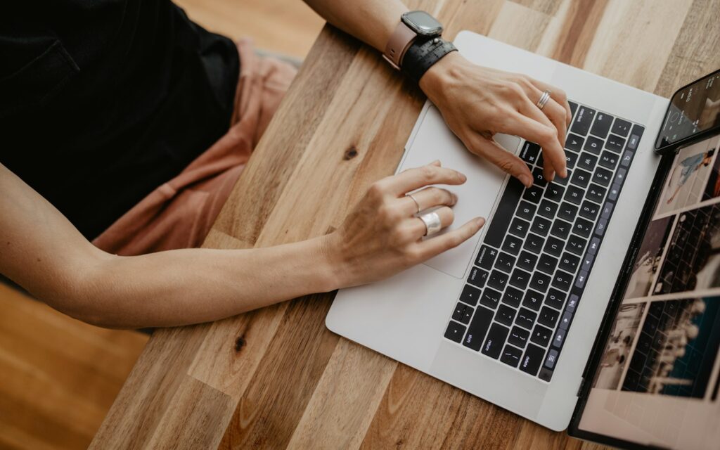 Person am Laptop, um eine Case Study schreiben zu können