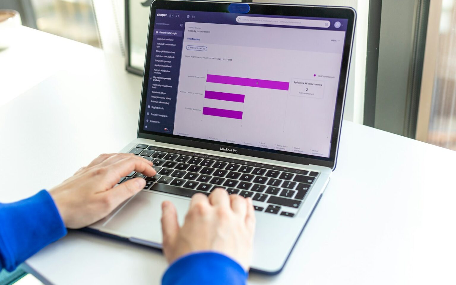 Person arbeitet am Laptop und nutzt ChatGPT für Marketing-Aufgaben