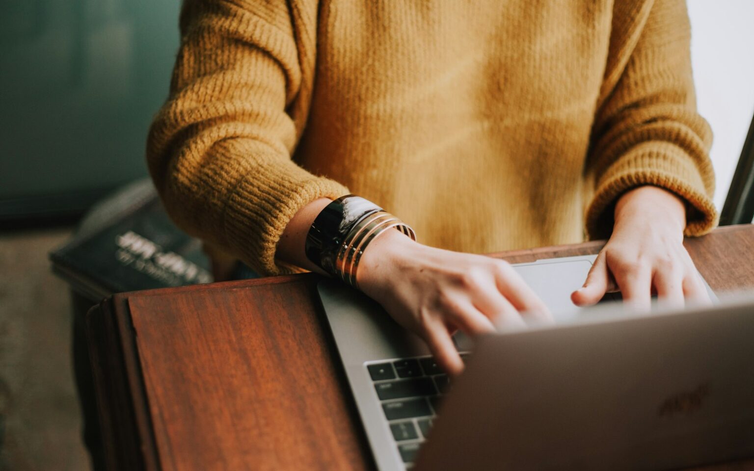 Person schreibt am Laptop ChatGPT-Prompts für Marketing