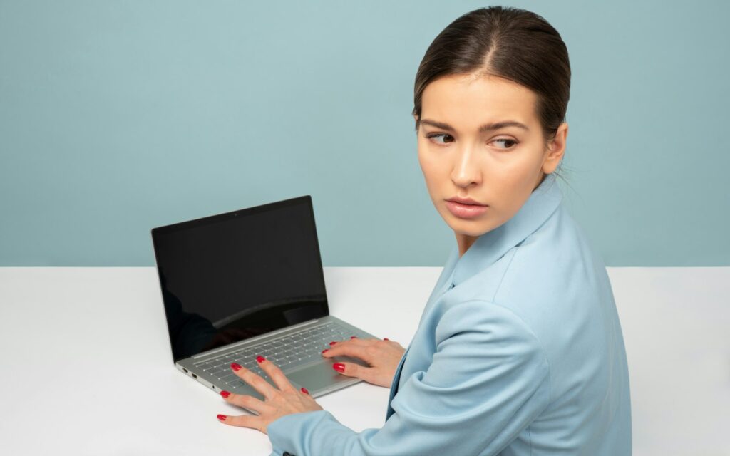 Frau am Laptop prüft die Einrichtung von Consent Mode v2
