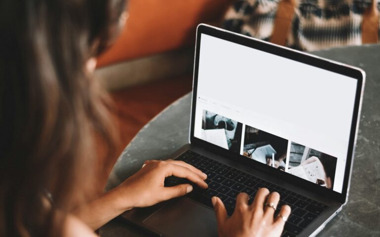 Frau plant Content Marketing am Laptop auf einem Schreibtisch