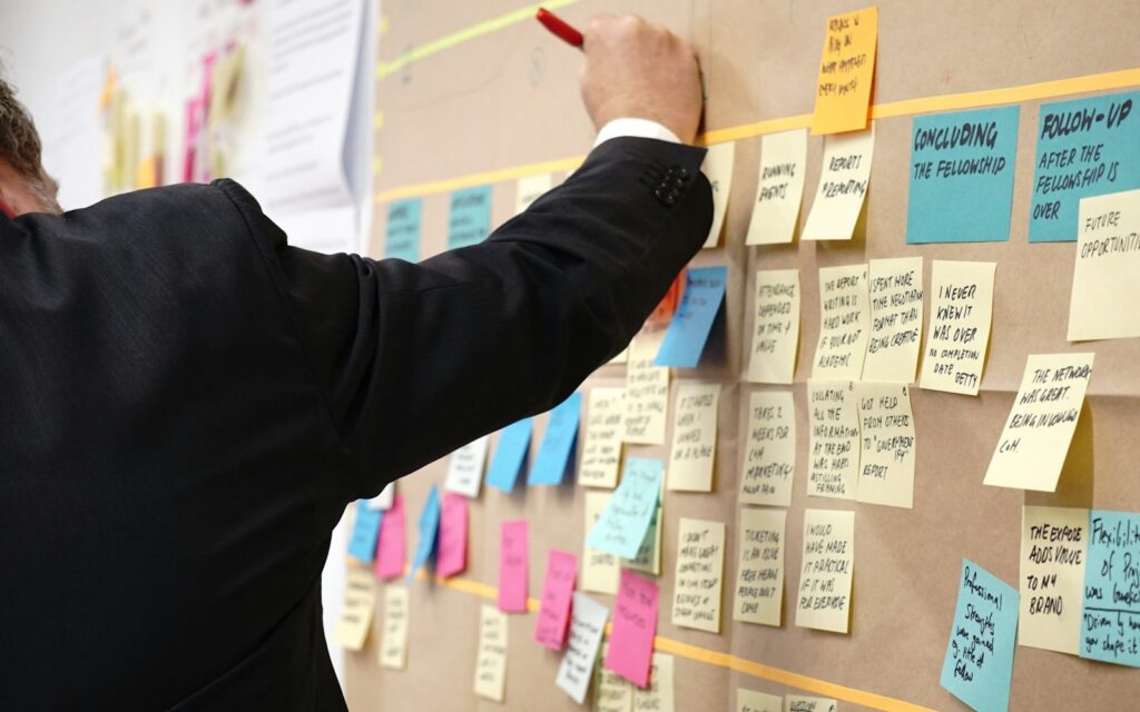 Bunte Haftnotizen an einer Pinnwand als Sinnbild für die Planung einer Content-Strategie
