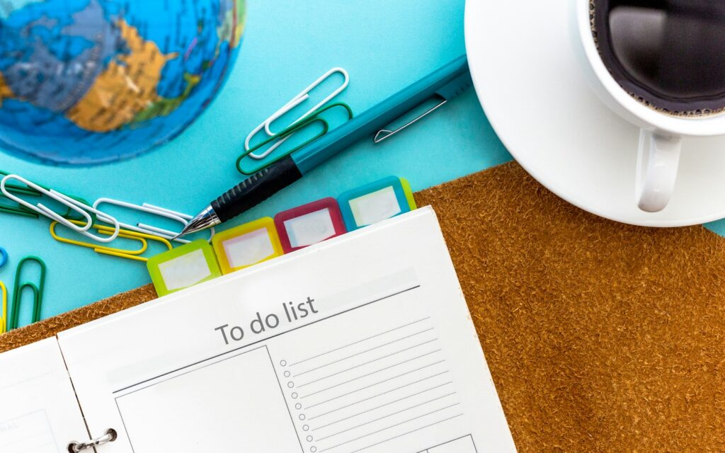 Kalender mit Schere auf einem Tisch, Symbol für Redaktionsplan und Content-Strategie