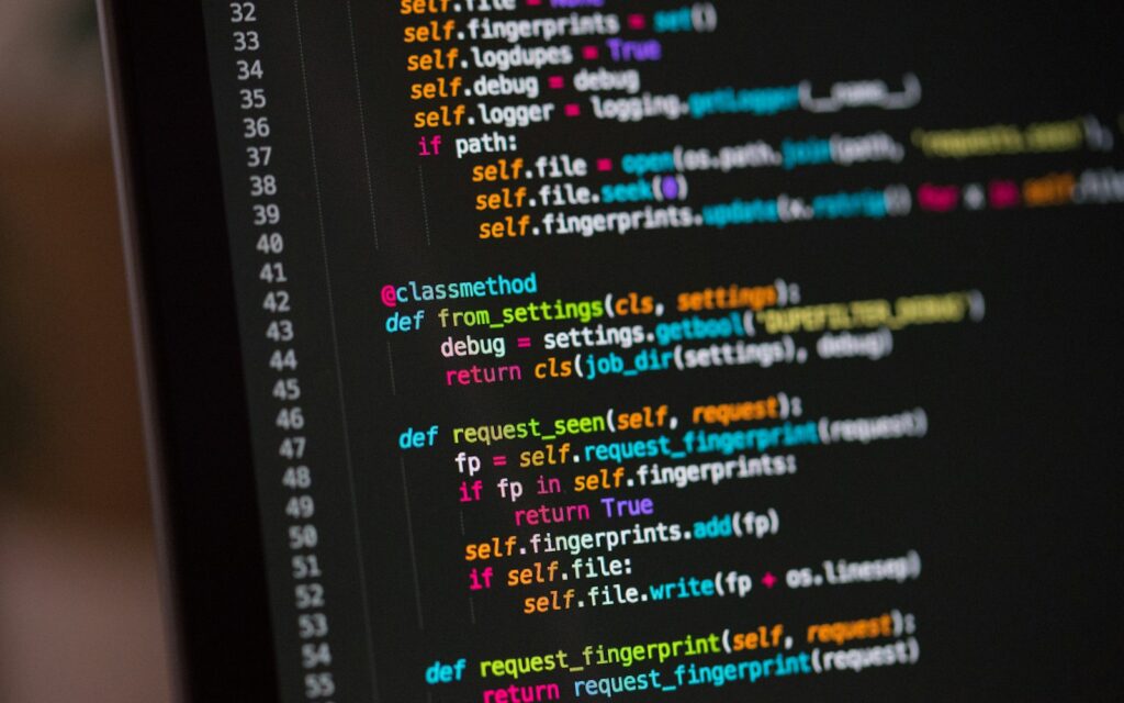 Programmcode auf einem Monitor: Skripte beeinflussen die Core Web Vitals und die Ladezeit