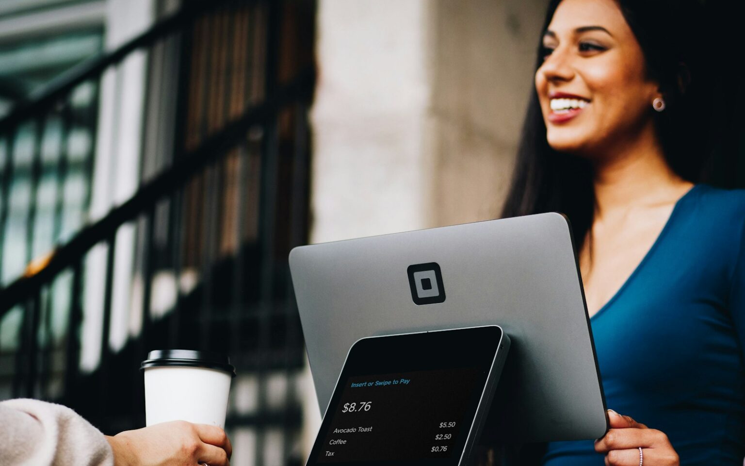 Inhaberin bedient Kundin im Café, Kundendaten im CRM für kleine Unternehmen