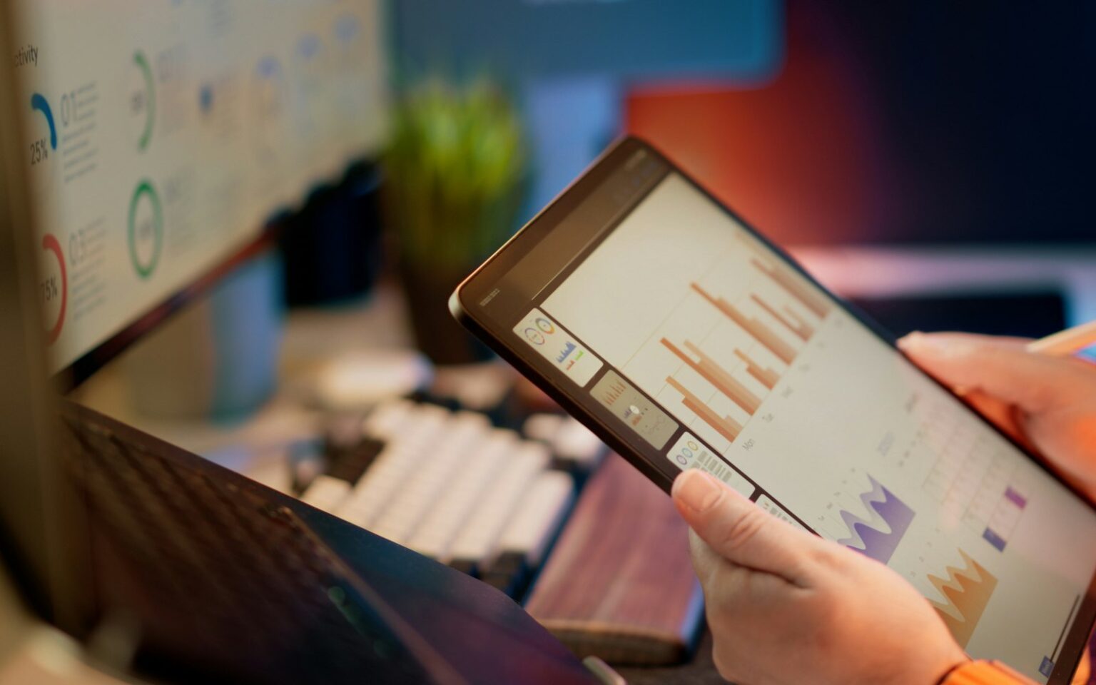 Finanzdaten auf einem Tablet, um die Customer Acquisition Cost berechnen zu können