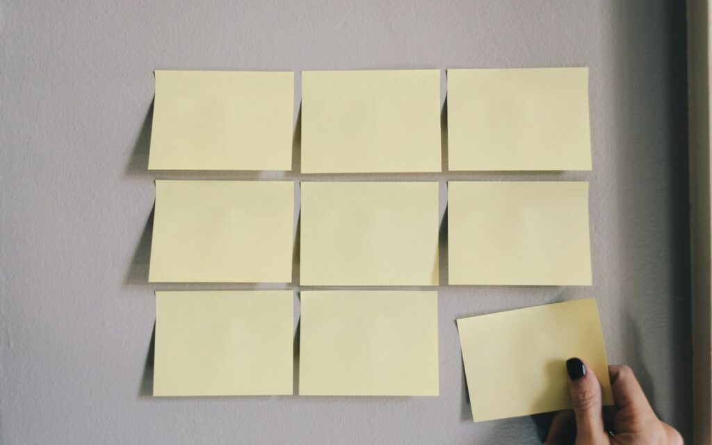 Haftnotizen an der Wand als Hilfsmittel, um eine Customer Journey Map erstellen zu lassen