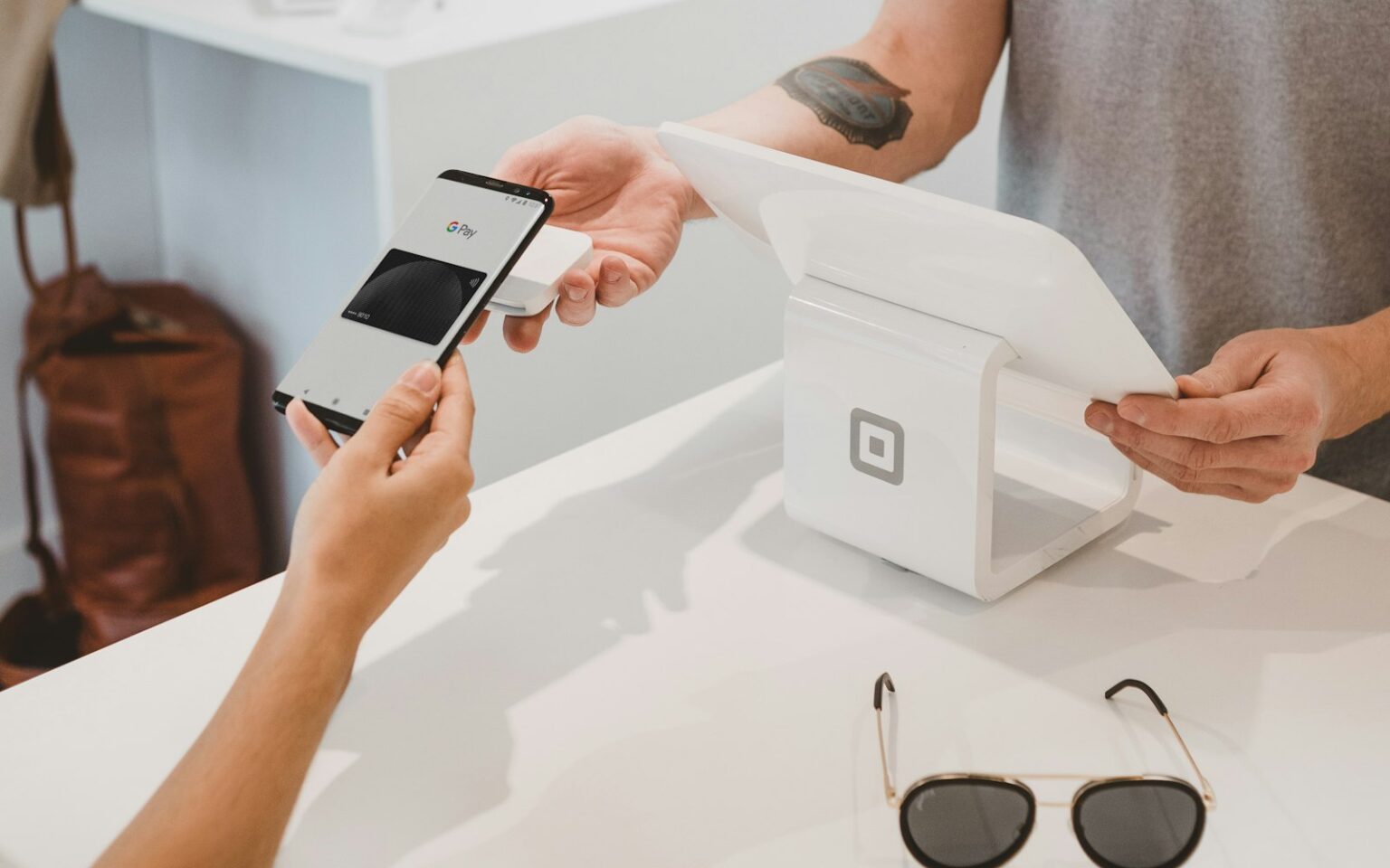 Kundin nutzt Smartphone als Touchpoint in den Customer Journey Phasen