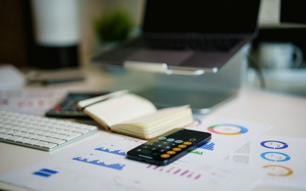 Schreibtisch mit Finanzcharts, um den Customer Lifetime Value berechnen zu können