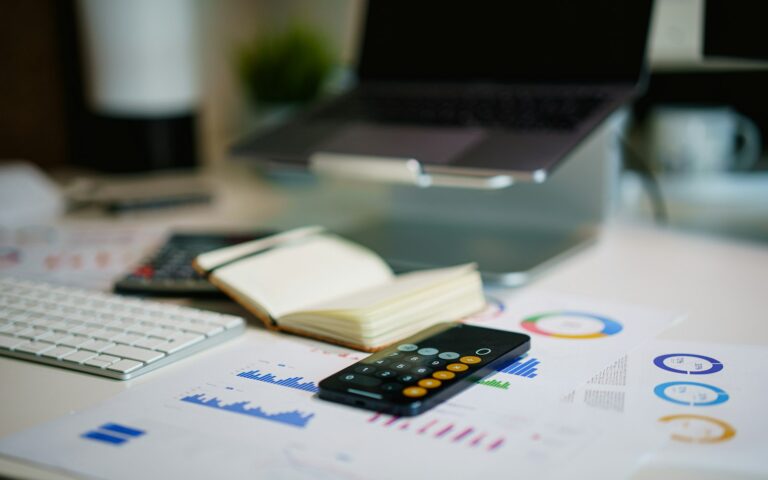 Schreibtisch mit Finanzcharts, um den Customer Lifetime Value berechnen zu können