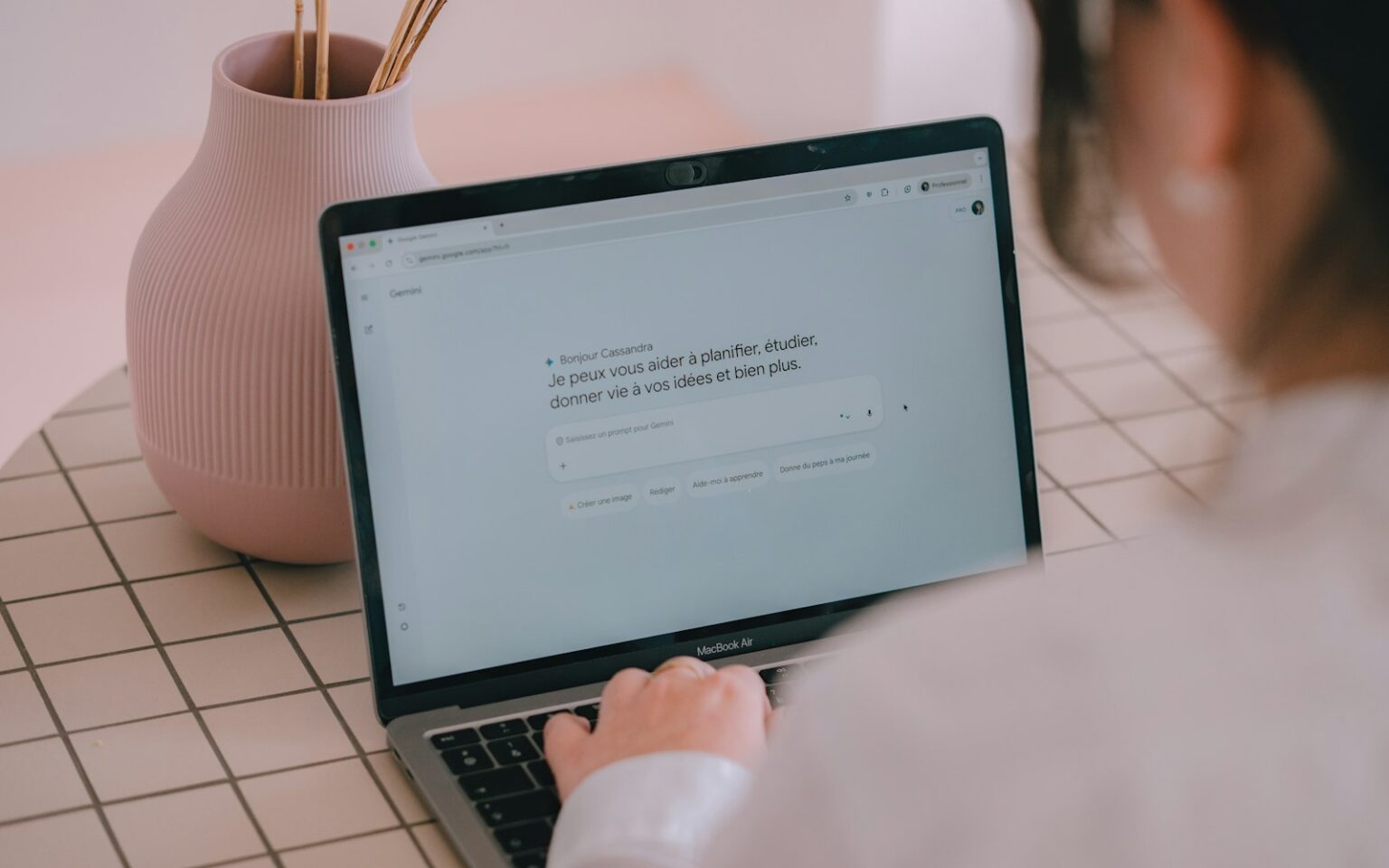 Frau recherchiert am Laptop zu Generative Engine Optimization für ihre Website