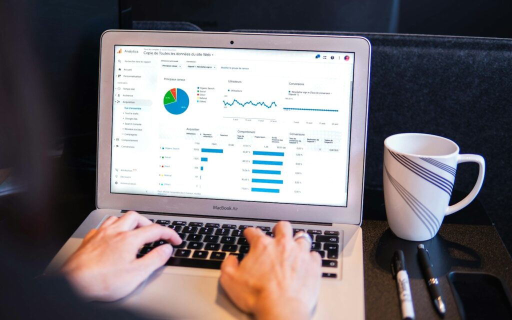 Person prüft Daten am Laptop nach dem Google Tag Manager einrichten
