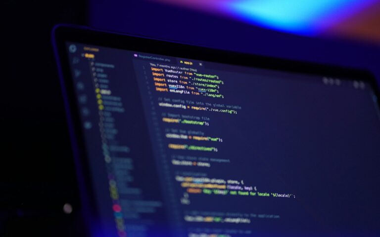 Laptop mit Quellcode beim Google Tag Manager einrichten