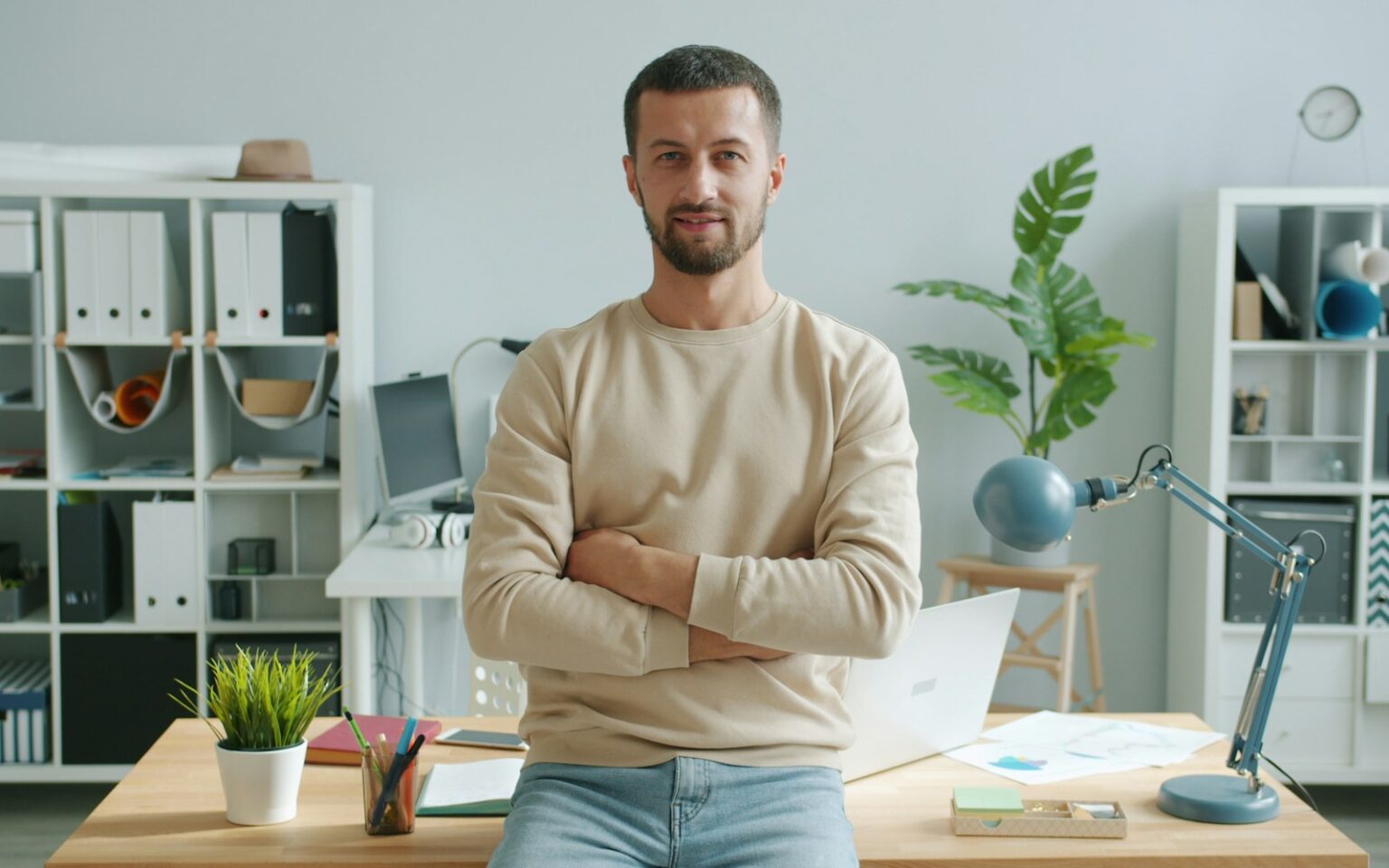 Gründer im Büro plant seine Selbstständigkeit mit dem Gründungszuschuss