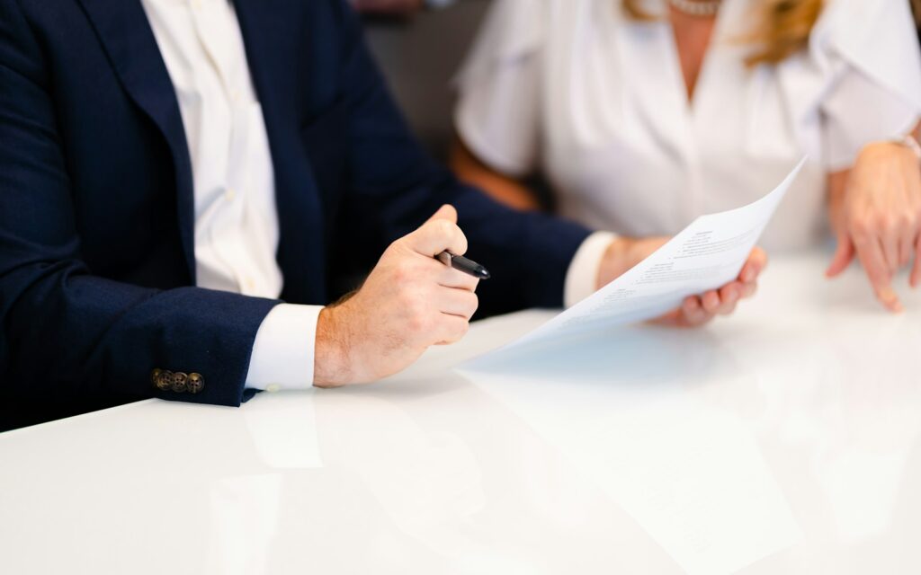 Beratungsgespräch zu Businessplan und Gründungszuschuss am Tisch