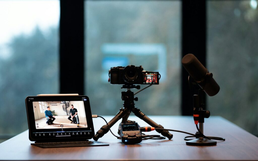 Aufnahme-Setup mit Kamera, Monitor und Mikrofon, um Instagram Reels erstellen zu können