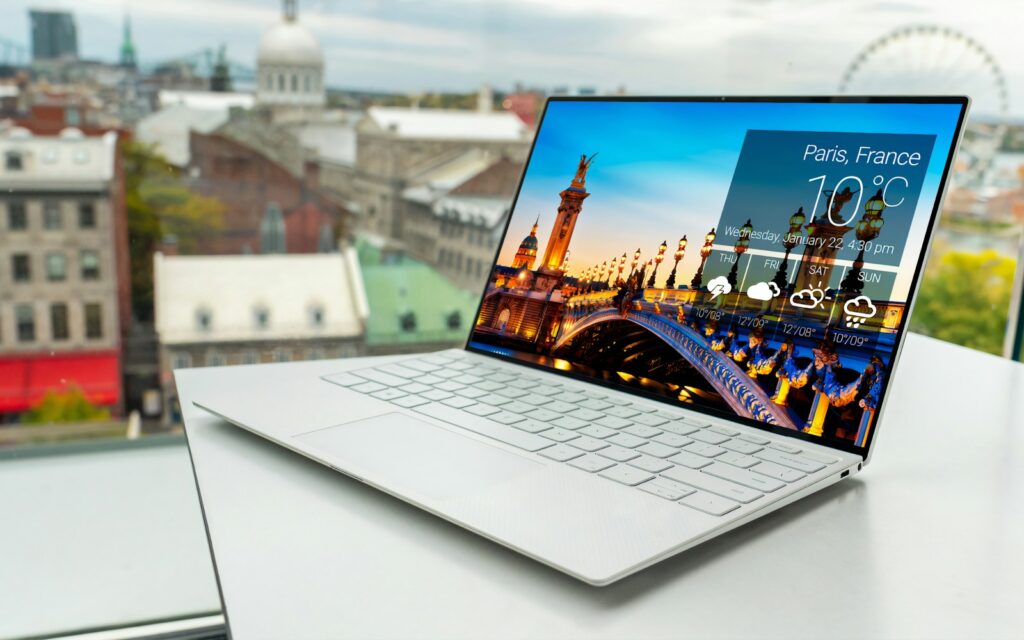Laptop auf einem hellen Tisch: Arbeitsplatz für die Keyword-Recherche und Themenplanung