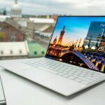 Laptop auf einem hellen Tisch: Arbeitsplatz für die Keyword-Recherche und Themenplanung