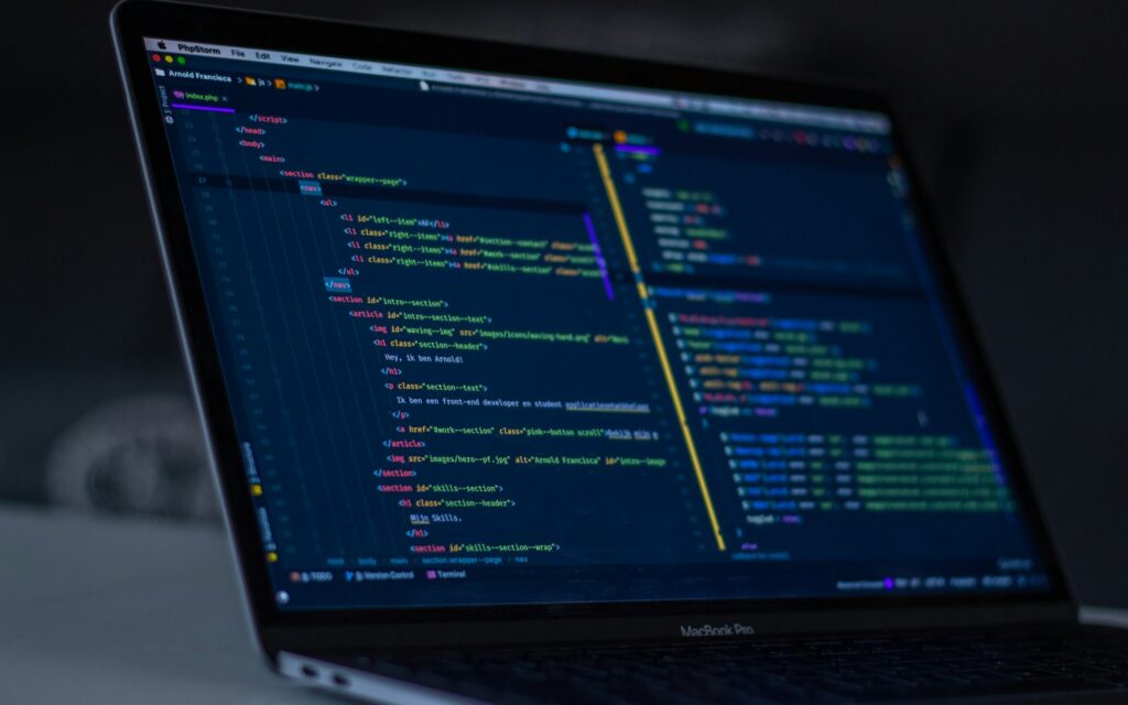Laptop mit Programmcode beim KI-Agenten erstellen für Marketingaufgaben