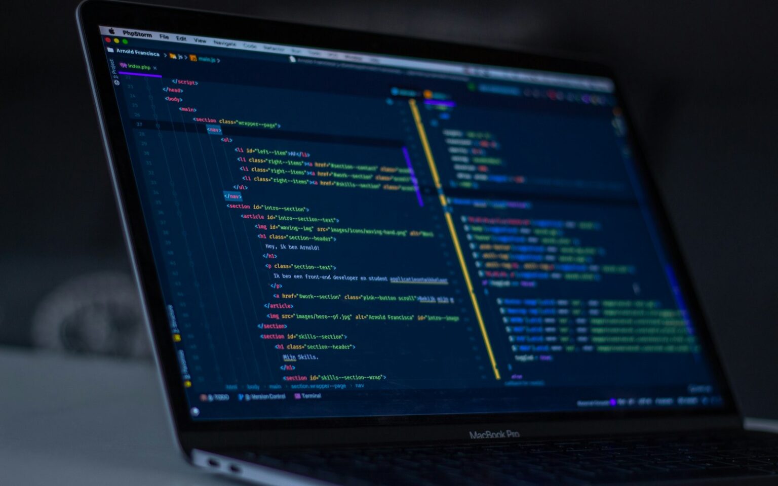 Laptop mit Programmcode beim KI-Agenten erstellen für Marketingaufgaben