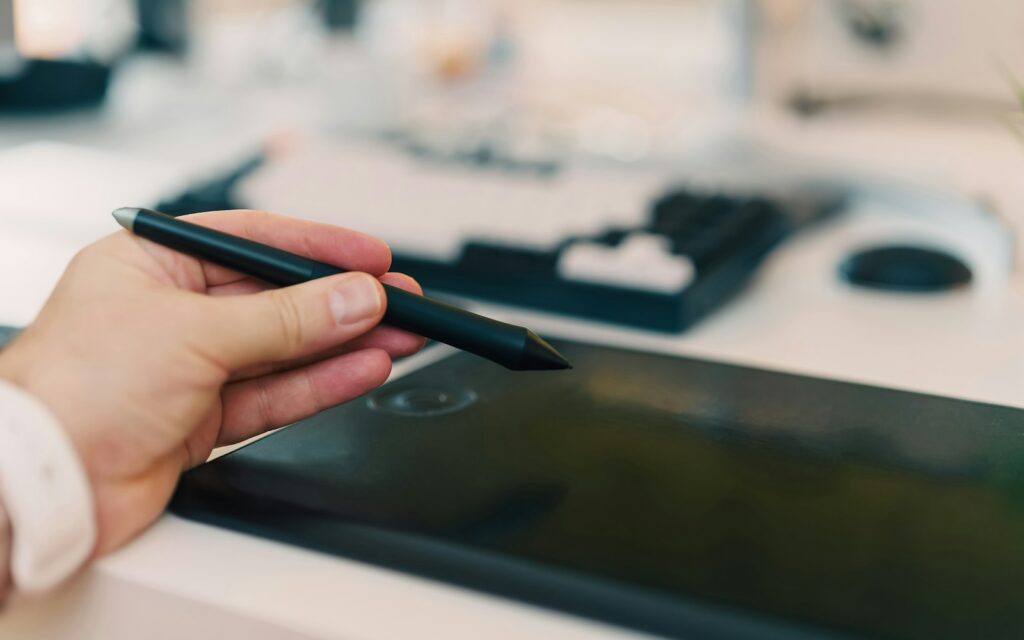Grafikerin bearbeitet am Tablet Motive, um KI-Bilder kommerziell nutzen zu können