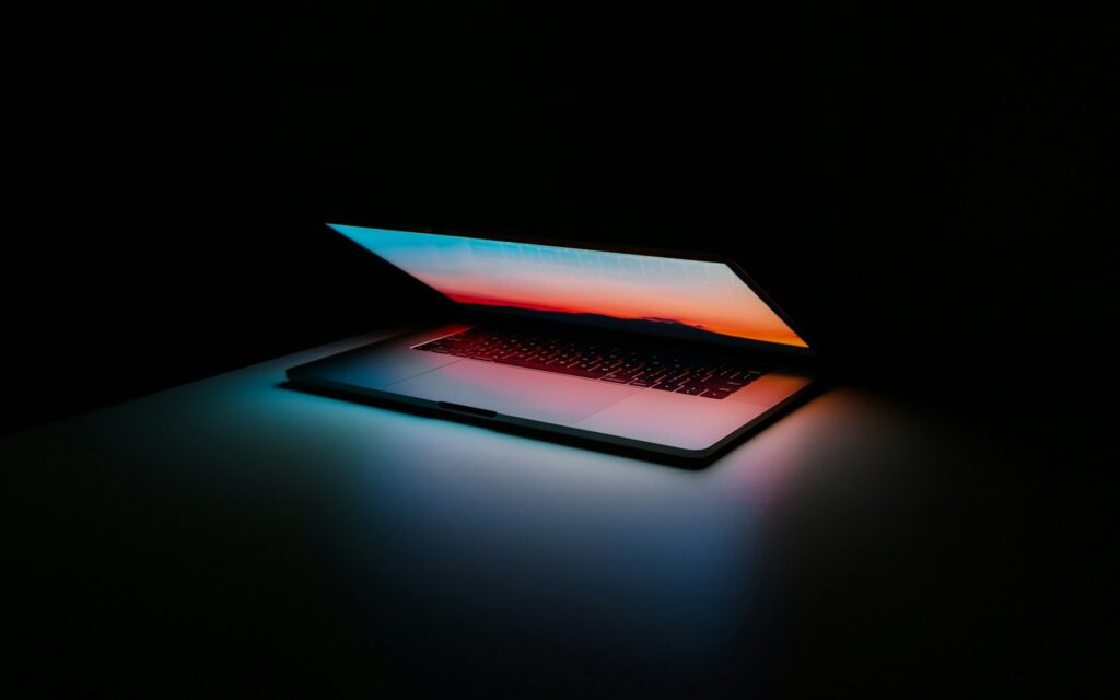 Laptop auf einem Tisch als Sinnbild für Suche und AI Overviews in der KI-Suche von Google