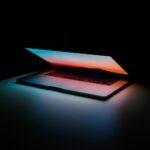 Laptop auf einem Tisch als Sinnbild für Suche und AI Overviews in der KI-Suche von Google