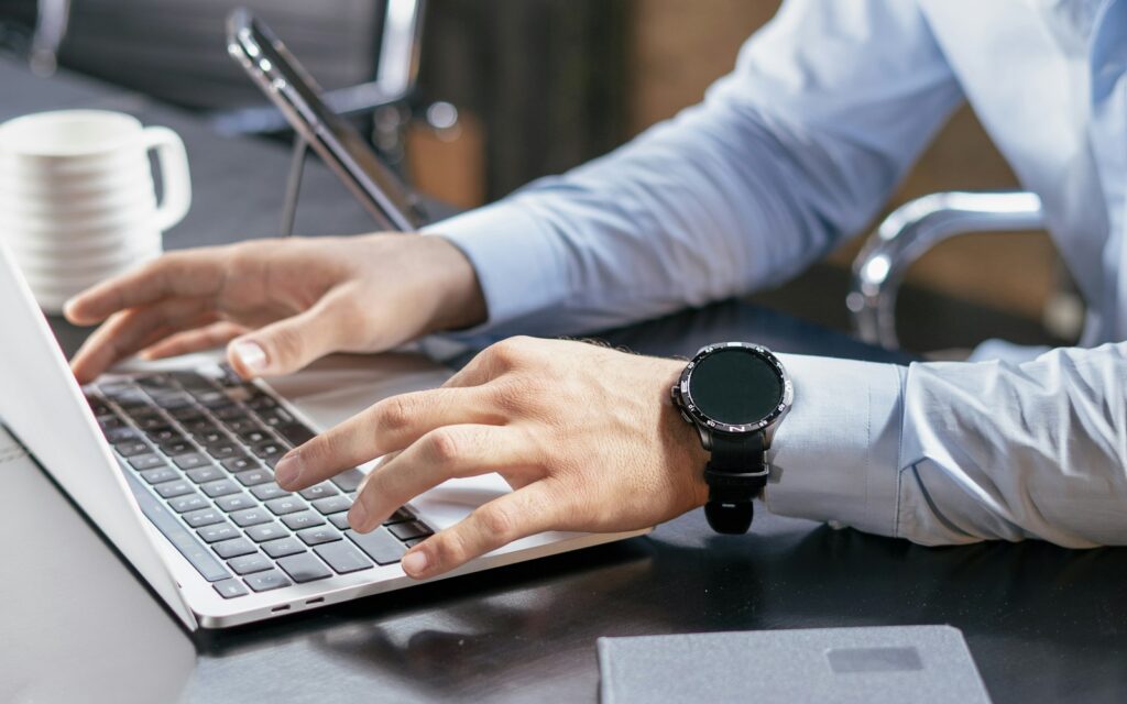 Person schreibt am Laptop ein Kundenakquise-Anschreiben