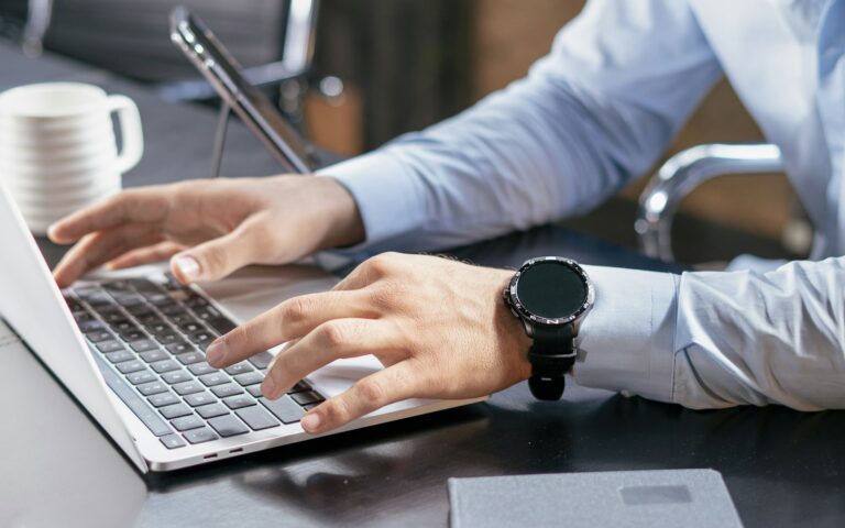 Person schreibt am Laptop ein Kundenakquise-Anschreiben