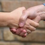 Zwei Geschäftspartner geben sich die Hand als Symbol für Kundenbindungsmaßnahmen