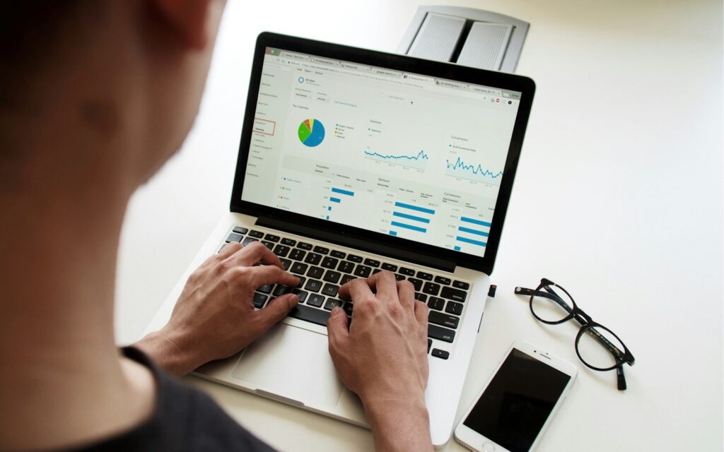 Person analysiert Kennzahlen am Laptop, um die Kundenbindungsrate berechnen zu können