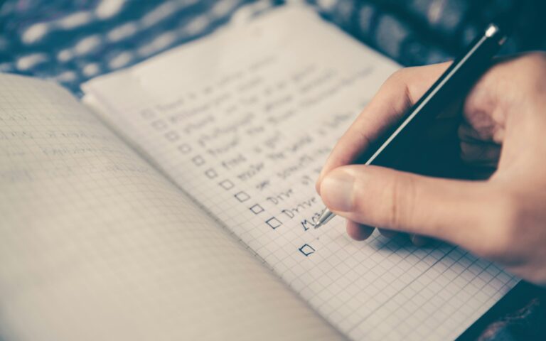 Notizbuch mit handgeschriebener Liste als Symbol für eine Landingpage-Checkliste